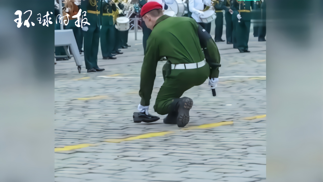 视频:俄罗斯女兵阅兵中踢掉鞋