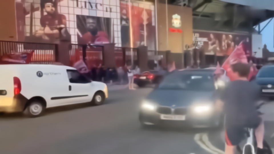 视频｜利物浦球迷涌上街头，安菲尔德变身红色海洋