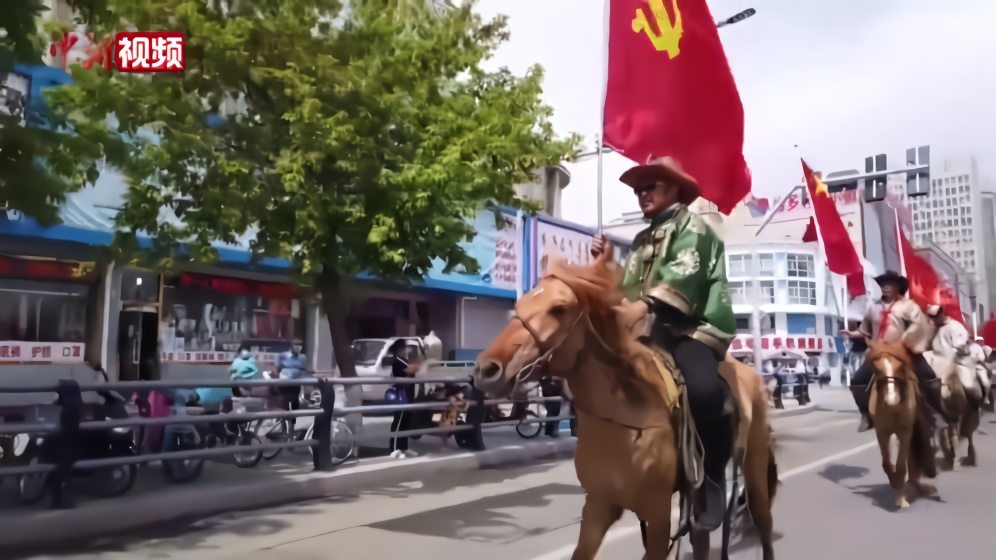 乌兰牧骑队员骑马巡游 展示“中国马都”风采