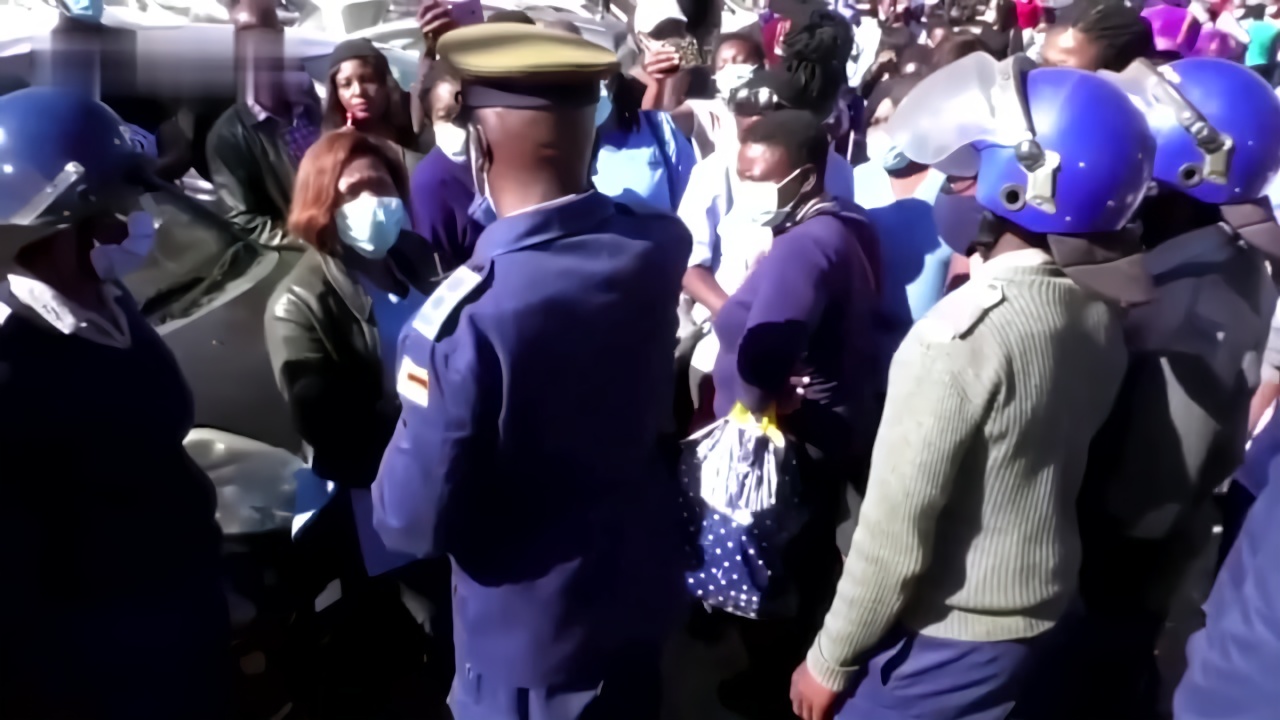 30秒｜薪水比女佣还低 津巴布韦护士上街游行被捕