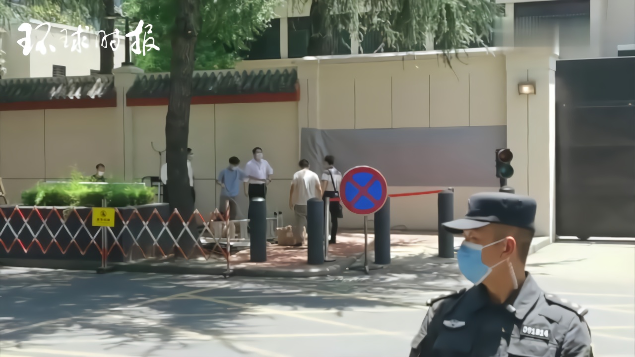 中国施工队进场，准备拆除原美领馆外墙标识
