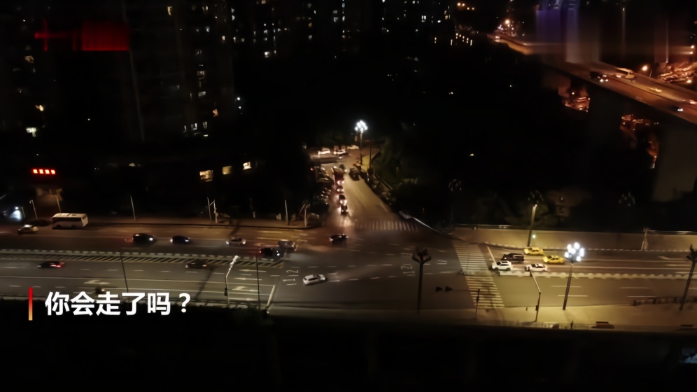 重庆新增一条“魔幻路” 路面新增引导车道