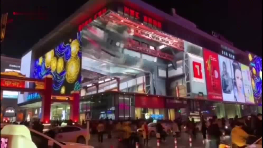科幻级裸眼3D户外巨屏亮相沈阳中街