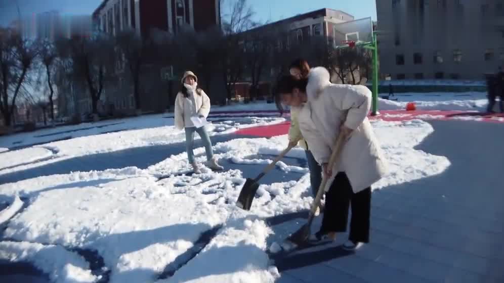 大学生创作雪地画 致敬医护工作者