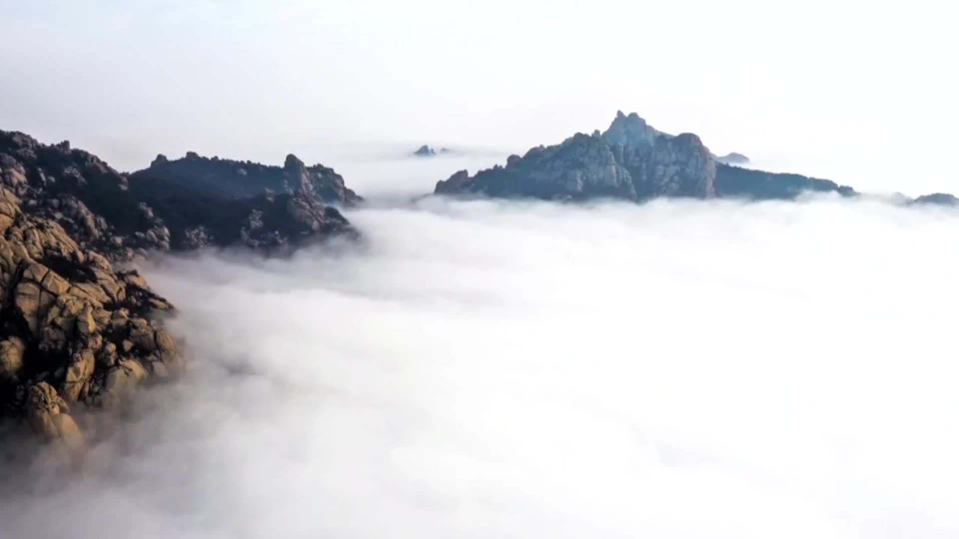 青岛崂山巨峰现罕见“平流雾” 仙气飘飘