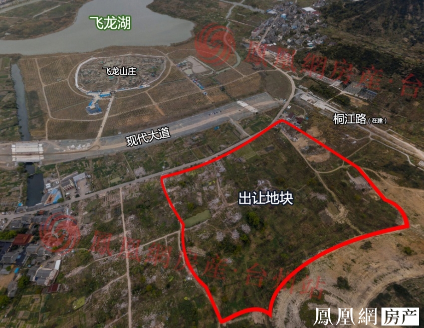 现代大道以北,近临飞龙湖,飞龙山庄(在建),属于路桥飞龙湖板块;飞龙湖