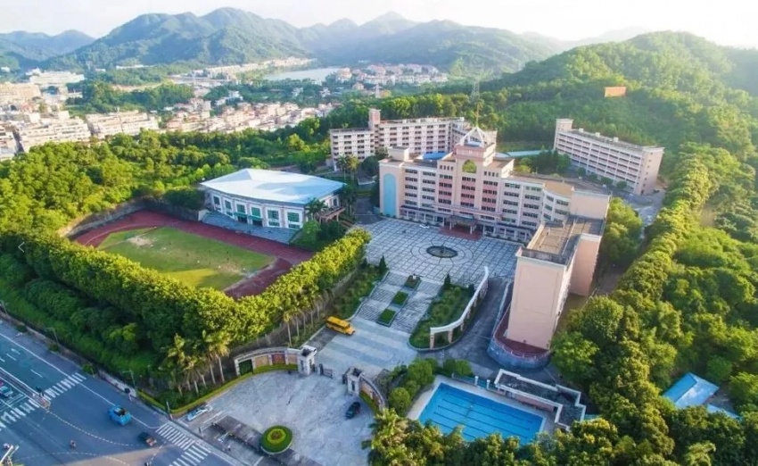 中港英文学校(初中部) 47150-54350元/年 地址:五桂山镇长命水大街2