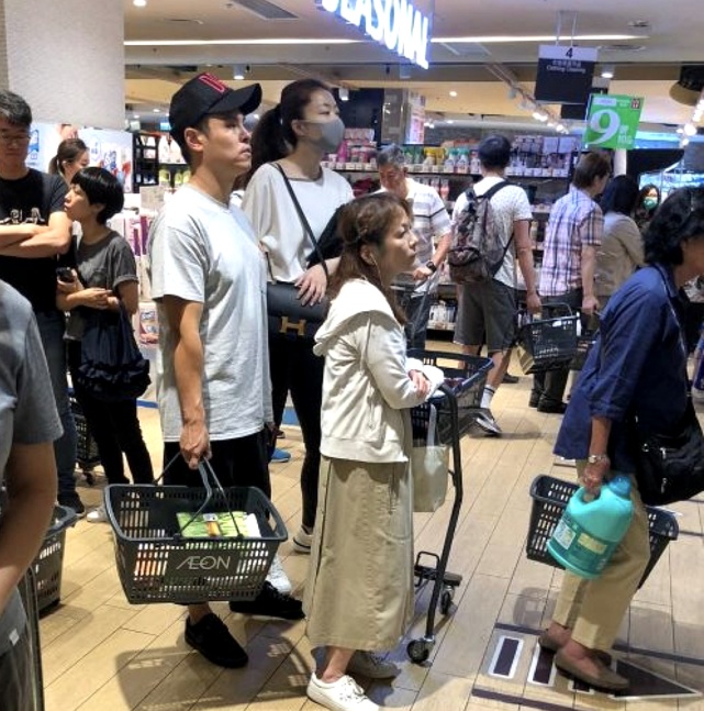 熊黛林与丈夫逛超市，选特价日买菜不怕排长队