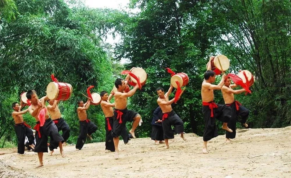 跳一支铓鼓舞祭祀哈尼族寨神昂玛