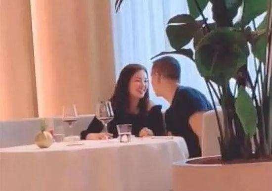 张雨绮带儿女与男友甜蜜逛街，张钱豪单手抱娃喂水超贴心