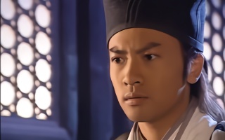 张三丰传授太极拳给俞岱岩,张无忌在旁观看,默