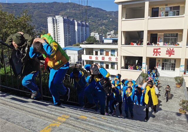 汉滨区瀛湖小学开展防震应急演练活动