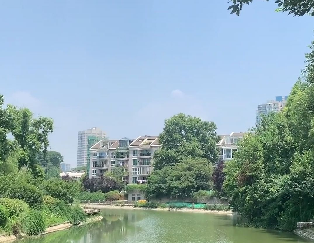 湖景花园小区正对玄武湖,侧面是神策门公园,环境非常好.