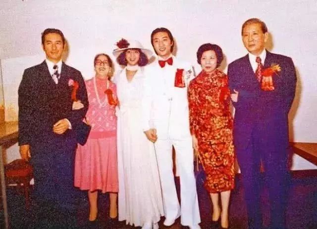 婚后何超英诞下一女 萧玟铮.
