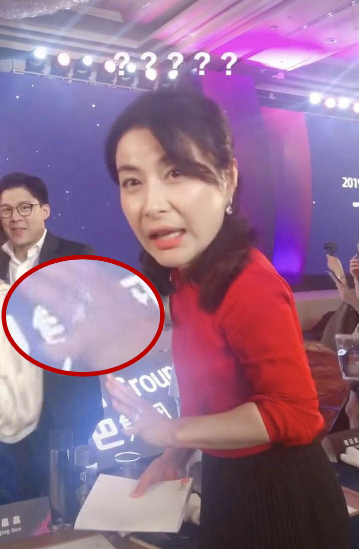 郭晶晶演讲手上大钻戒抢镜，霍启刚全程注视爱妻变迷弟