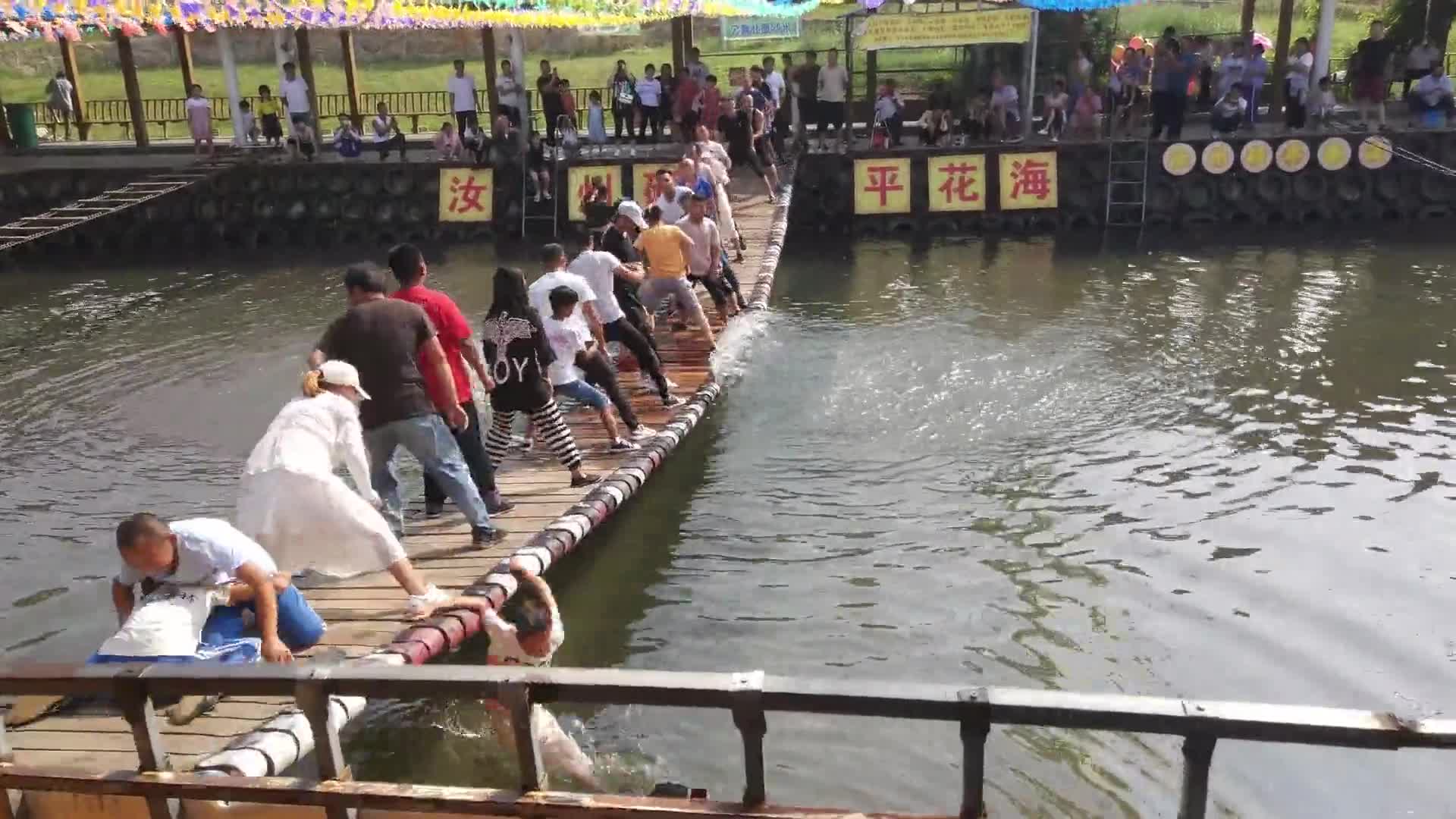 网红桥搞笑视频：前面的美女吓得都不敢摇了，生怕落水