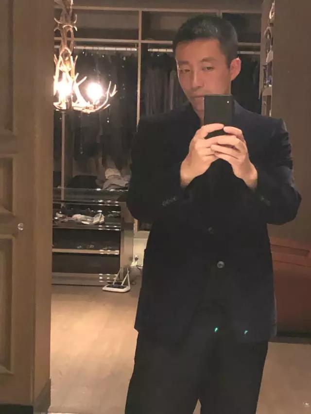 大S不在家，汪小菲独自对镜凹自拍，还询问网友意见