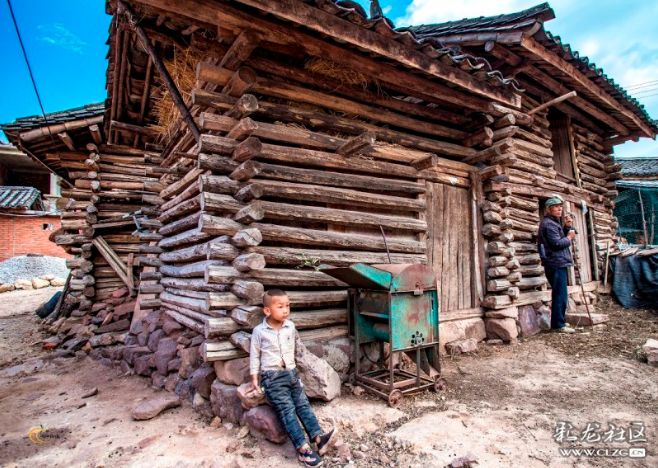 楚雄彝族自治州山寨子里将消失的木垛房,见证着彝家人生活的变迁