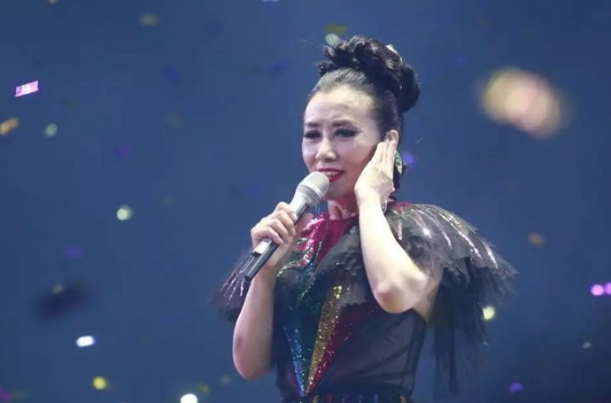 汪明荃接受采访，少女心十足玩转新潮app，情商超高反赞主持人