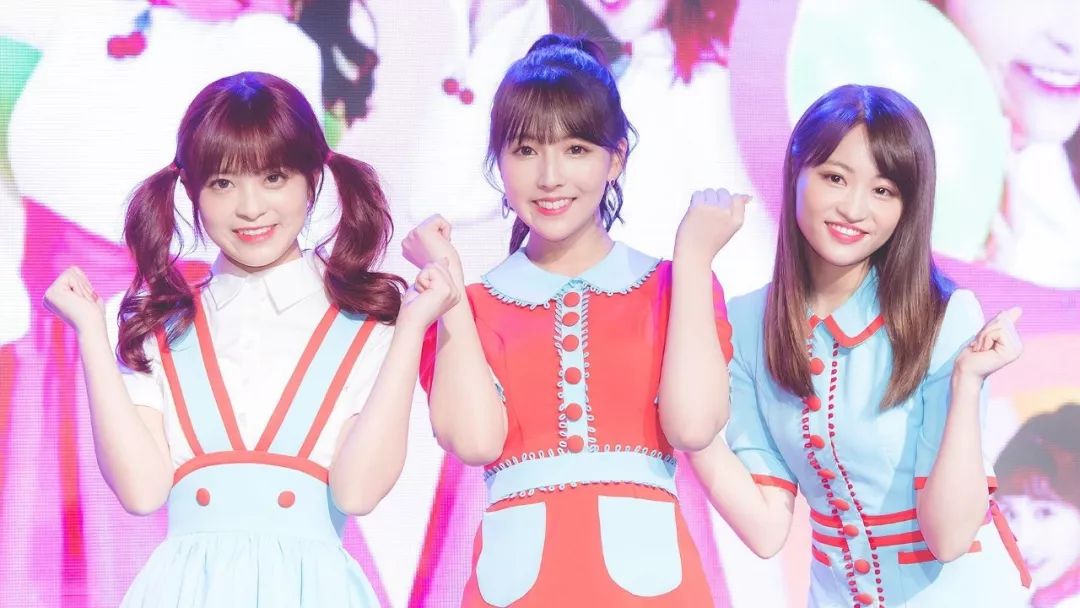 再想到不久前在韩国以女团「honey popcorn」出道的三上悠亚,大家