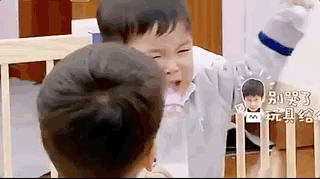母子三人罕见同框！黄圣依送儿子们开学笑叹“哥俩好”