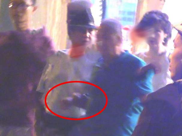 「熊猫娱乐」洪金宝深夜陪美妻现身，拄拐杖头发苍白，走路要助理搀扶