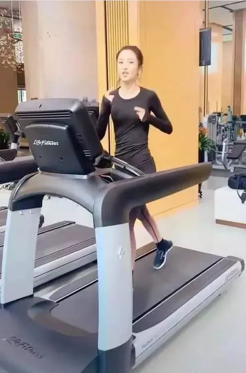 佟丽娅一身黑色运动装素颜跑步,美好的身材都是练出来