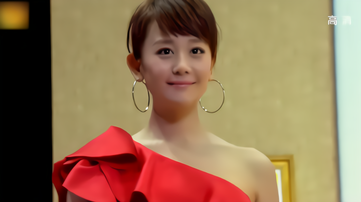 电视购物主持人突然不干,不料美女换上丝袜自