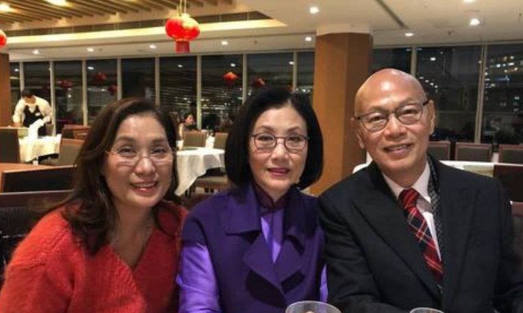 汪明荃接受采访，少女心十足玩转新潮app，情商超高反赞主持人