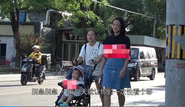 正脸曝光！朱丹母女逛商场，小小丹东张西望超黏妈妈