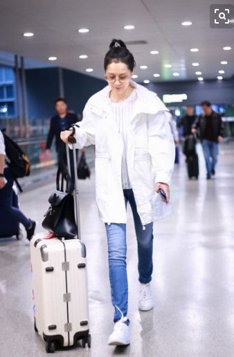 海清为中年女演员发声不成改扮少女？穿杨幂同款过膝袜，42岁成潮妹
