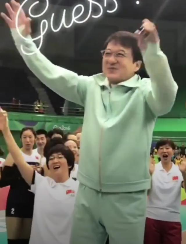 [娱情记事本]巩俐饰演郎平正面照曝光！造型还原度极高，背影一模一样