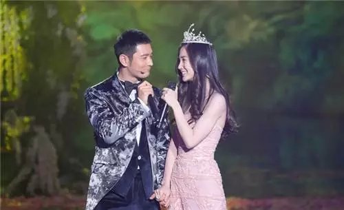 与baby婚姻状况成谜，黄晓明被拍到夜店搂美女？真相很打脸