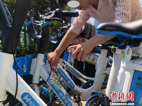 男子在共享单车上贴小广告，被“罚”清理200辆单车