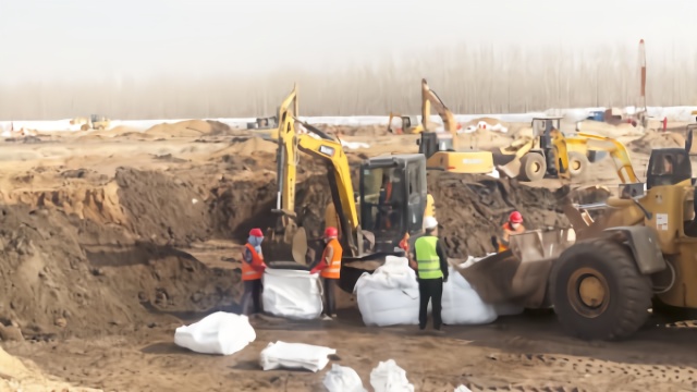 在场｜腾格里沙漠污染地，58台挖机进场