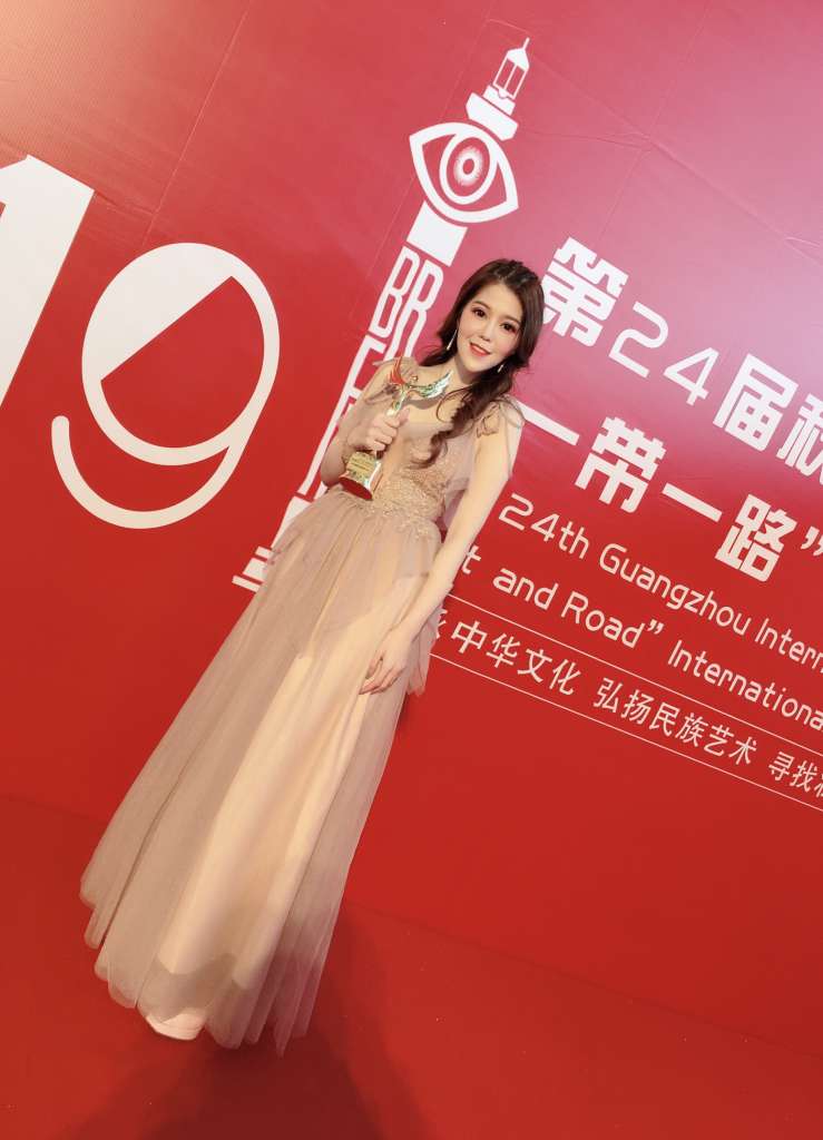 香港歌手李雪妍再夺2019第24届国际大咖秀"最佳唱作女歌手"殊荣