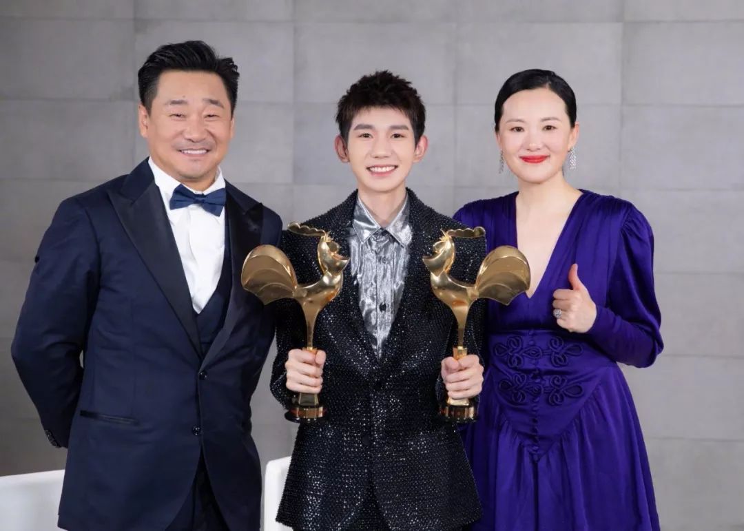 「娱小北vlog」实力宠“儿”！咏梅王景春把奖杯给王源拿着拍照，三人合影超美好