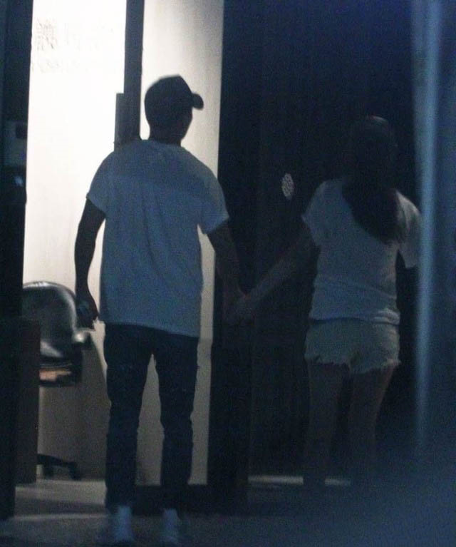 安以轩住月子房包下一层楼，产后现身露辣腿，牵老公恩爱逛街