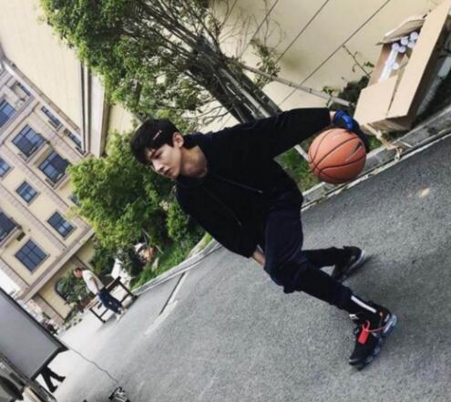 严肃讨论一下帅哥打篮球的问题