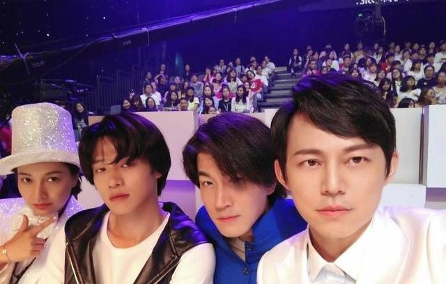 「熊猫娱乐」刘恺威魏大勋昔日合照被扒！同款发型太土气，杨幂品味遭调侃