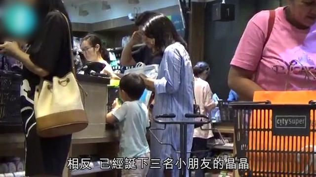 郭晶晶霍启刚带儿子超市扫货，女方瘦身成功，老公却现“幸福肥”