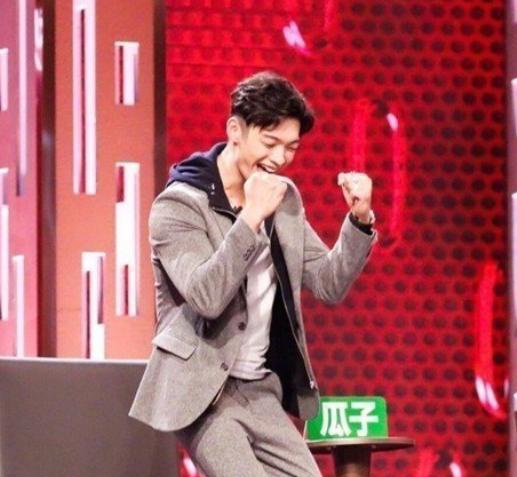 他曾被人认为是“飞轮海成员最丑,如今却依旧保持童颜,成功逆袭