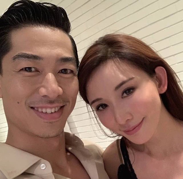 林志玲夫妇穿情侣装合体露面，AKIRA腿受伤仍接送老婆很体贴