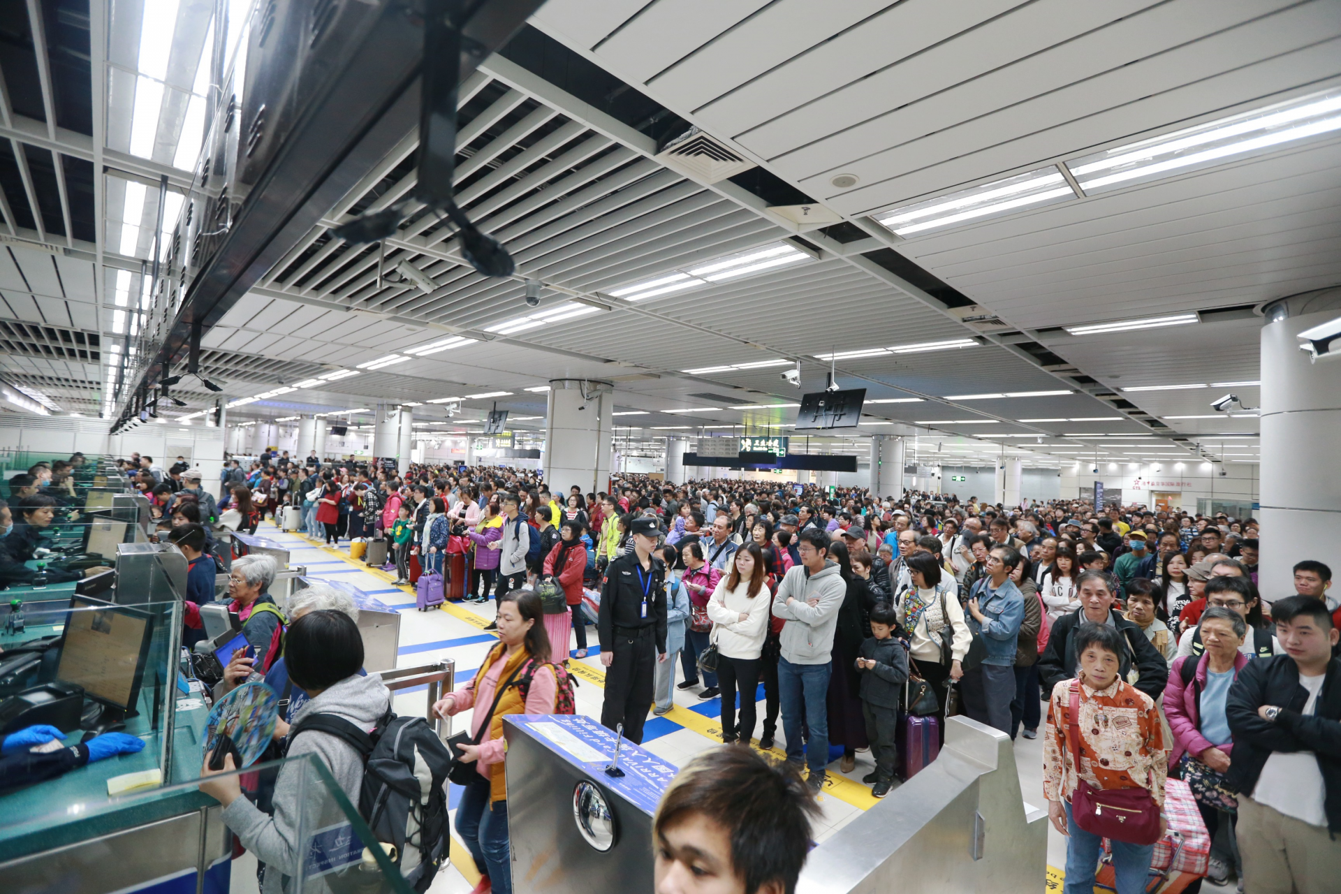 深圳湾口岸迎来大批香港游客，入境大厅被挤爆