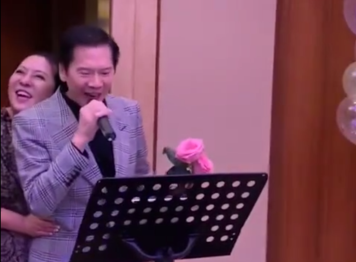 耳濡目染！向佐喜欢从后抱住郭碧婷，竟是遗传向太基因