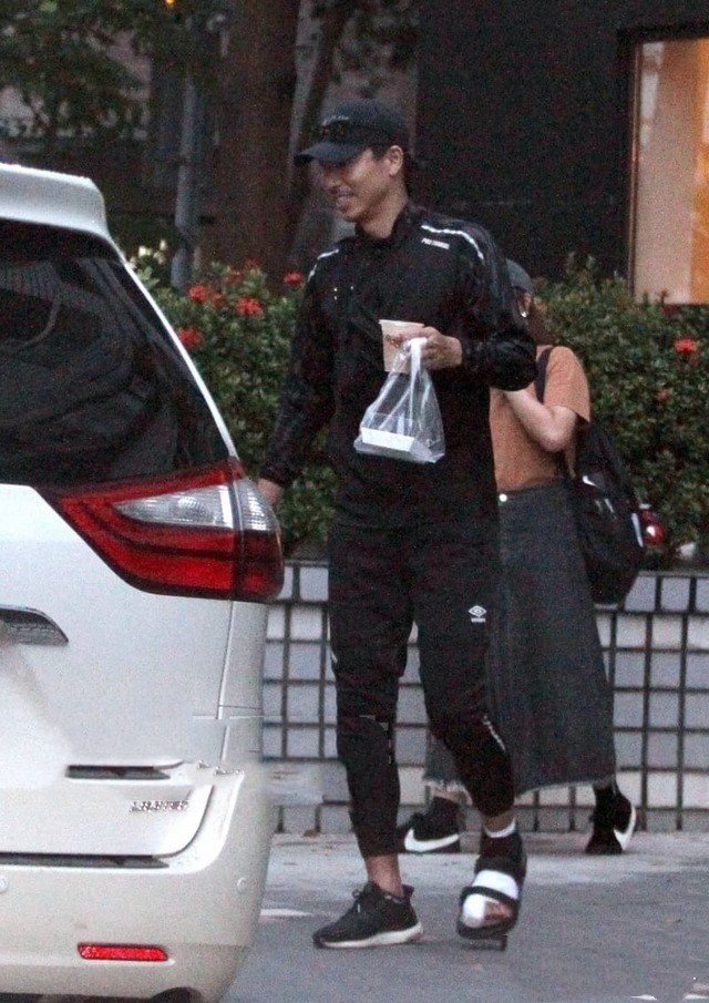 林志玲夫妇穿情侣装合体露面，AKIRA腿受伤仍接送老婆很体贴