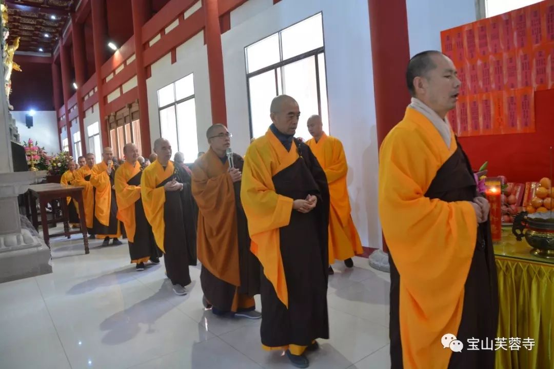 12月6日上午8:00时,东莞芙蓉寺方丈了空大和尚举示"佛七"牌,芙蓉寺