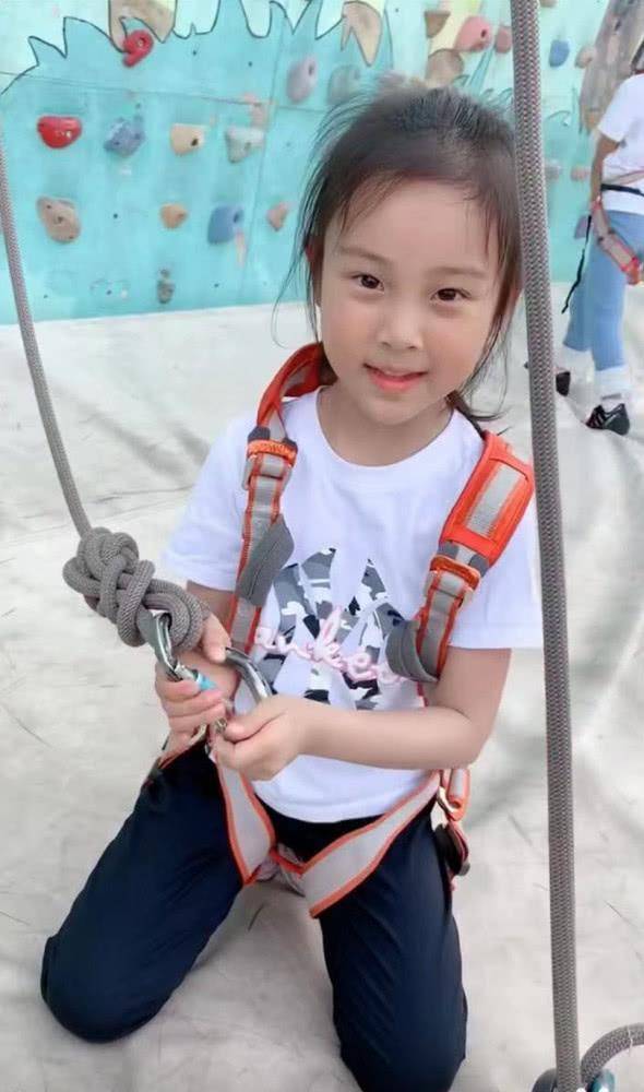 甜馨近照曝光,模样大变,网友:这才是真正的挑爸妈优点长__凤凰网