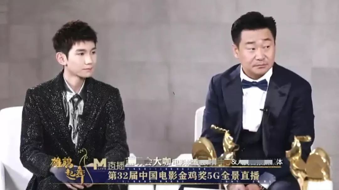 「娱小北vlog」实力宠“儿”！咏梅王景春把奖杯给王源拿着拍照，三人合影超美好