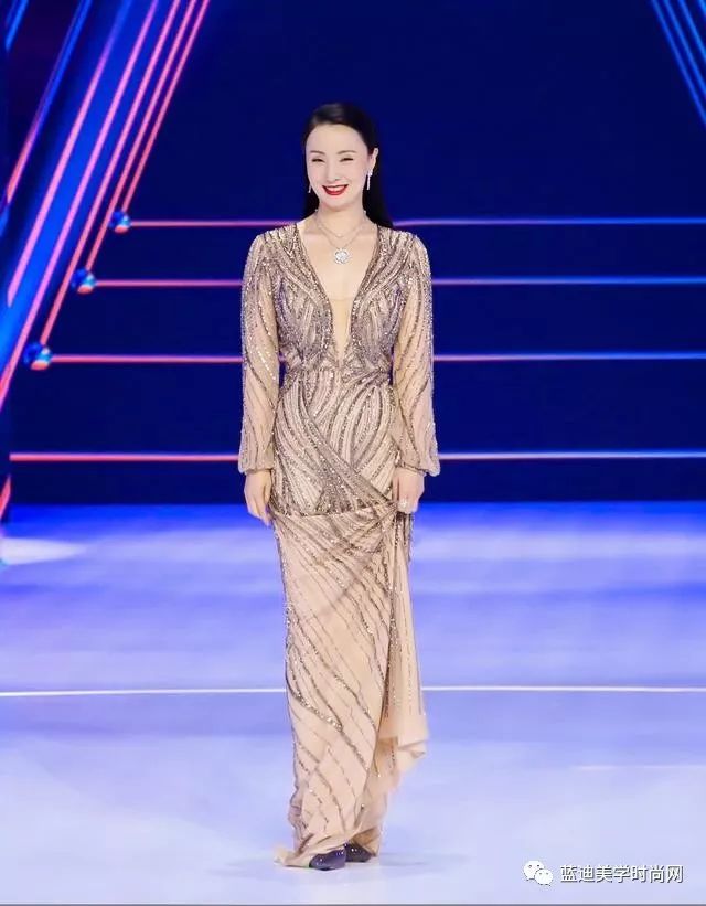 小陶虹太有韵味了，47岁穿亮片修身裙，身姿优雅让女人都羡慕